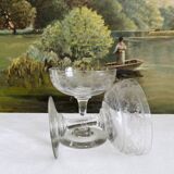 2 coupes à champagne anciennes en verre décor gravé