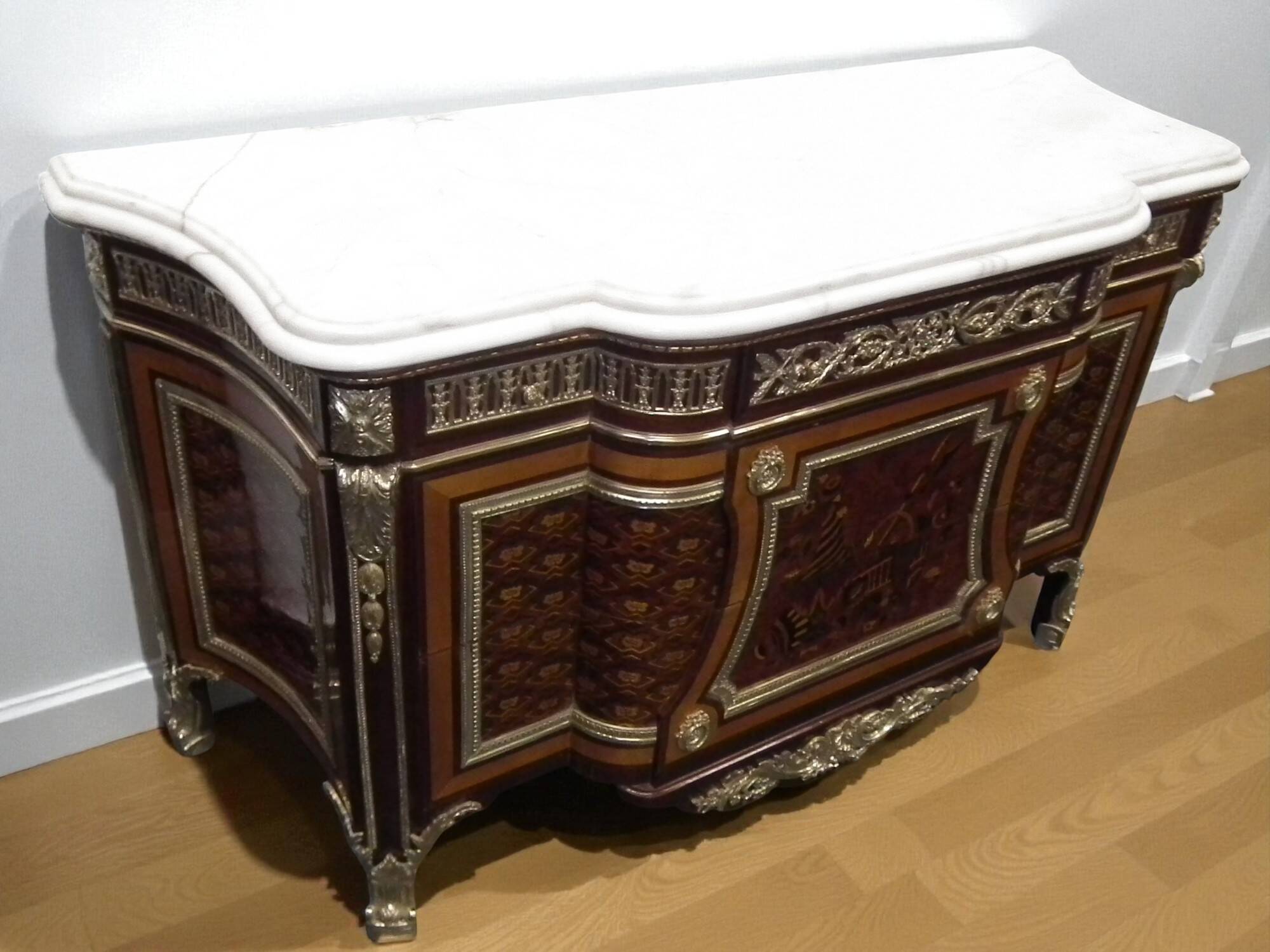 Un buffet style Louis XV avec marbre blanc, orné de bronze, cinq tiroirs