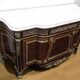 Un buffet style Louis XV avec marbre blanc, orné de bronze, cinq tiroirs