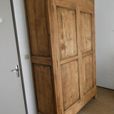 Ancienne armoire en bois massif