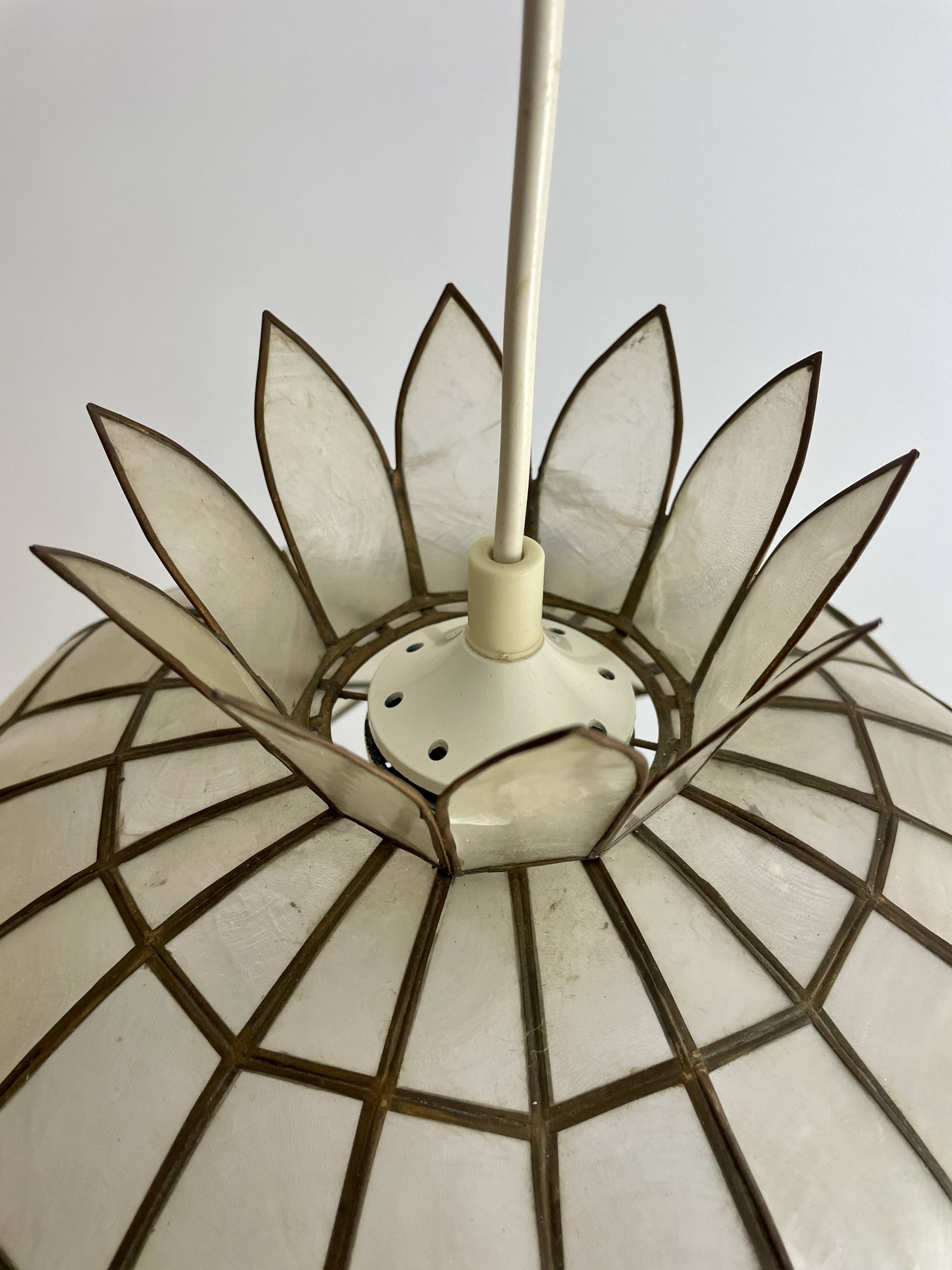 Suspension vintage en nacre et laiton