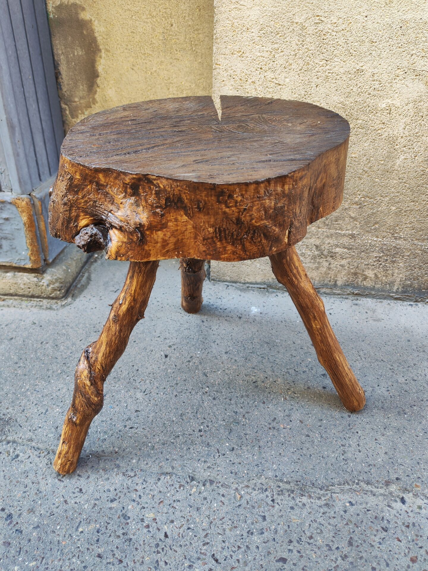 Tabouret tripode en bois brut