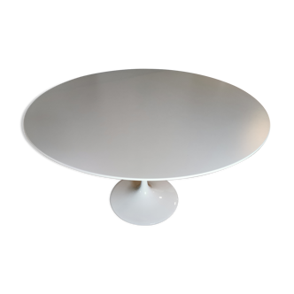 Table de salle à manger avec pied tulipe