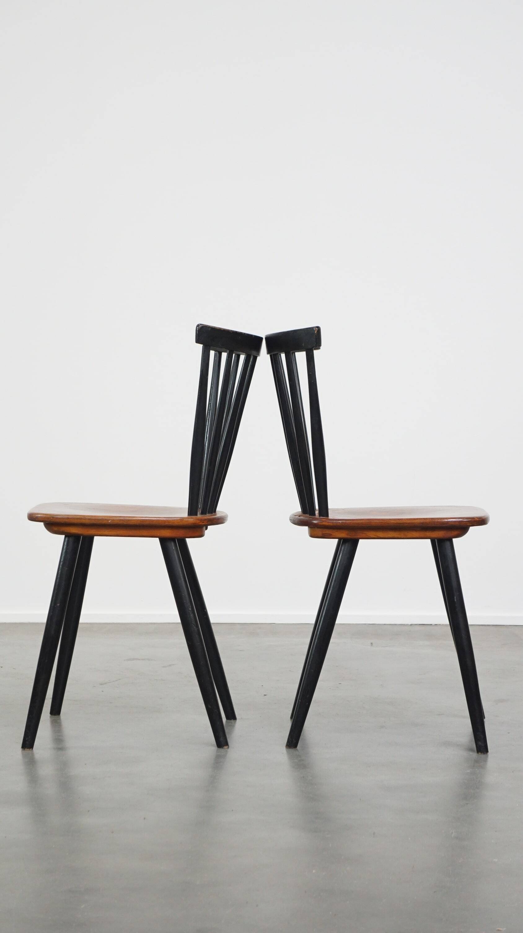 Set of 2 beautiful 1960s vintage Scandinavian design dining chairs with spindle backrests