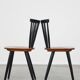 Lot de 2 belles chaises de salle à manger au design scandinave vintage des années 1960 avec dossiers à fuseaux