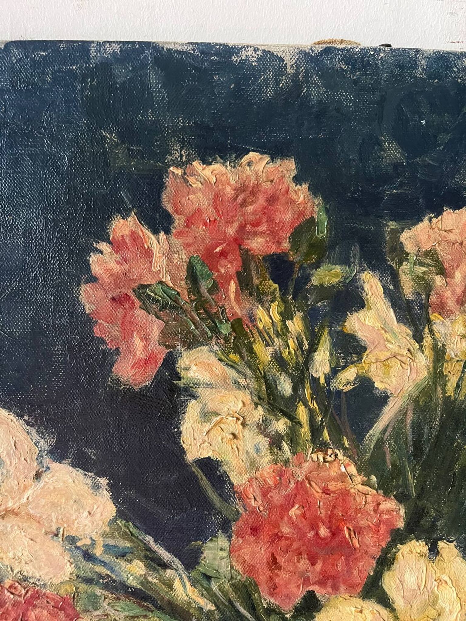 Bouquet d’œillets en vase bleu et blanc, signée