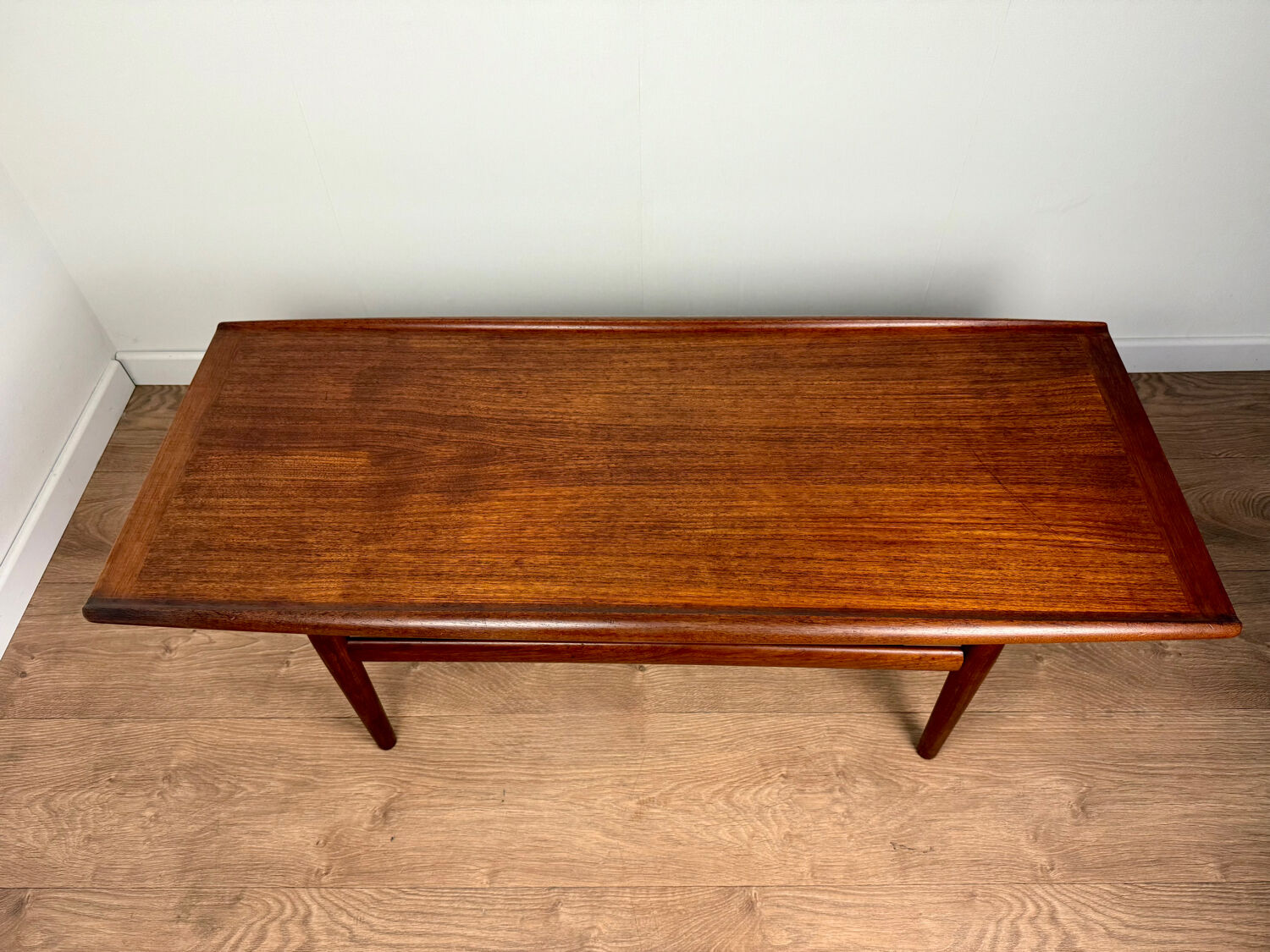 Table basse scandinave attribuée à Grete Jalk – Années 60