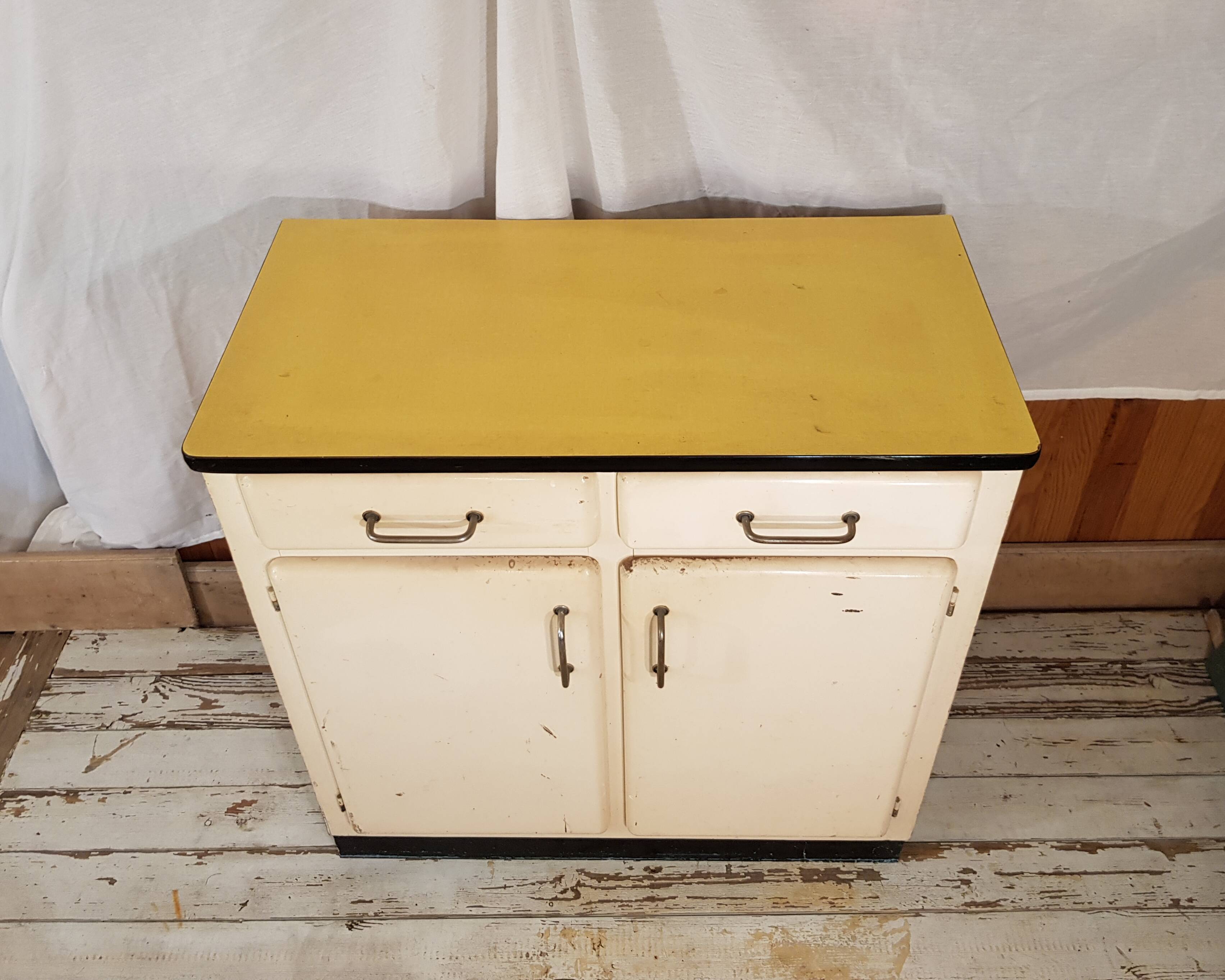 Mado buffet with yellow formica tray