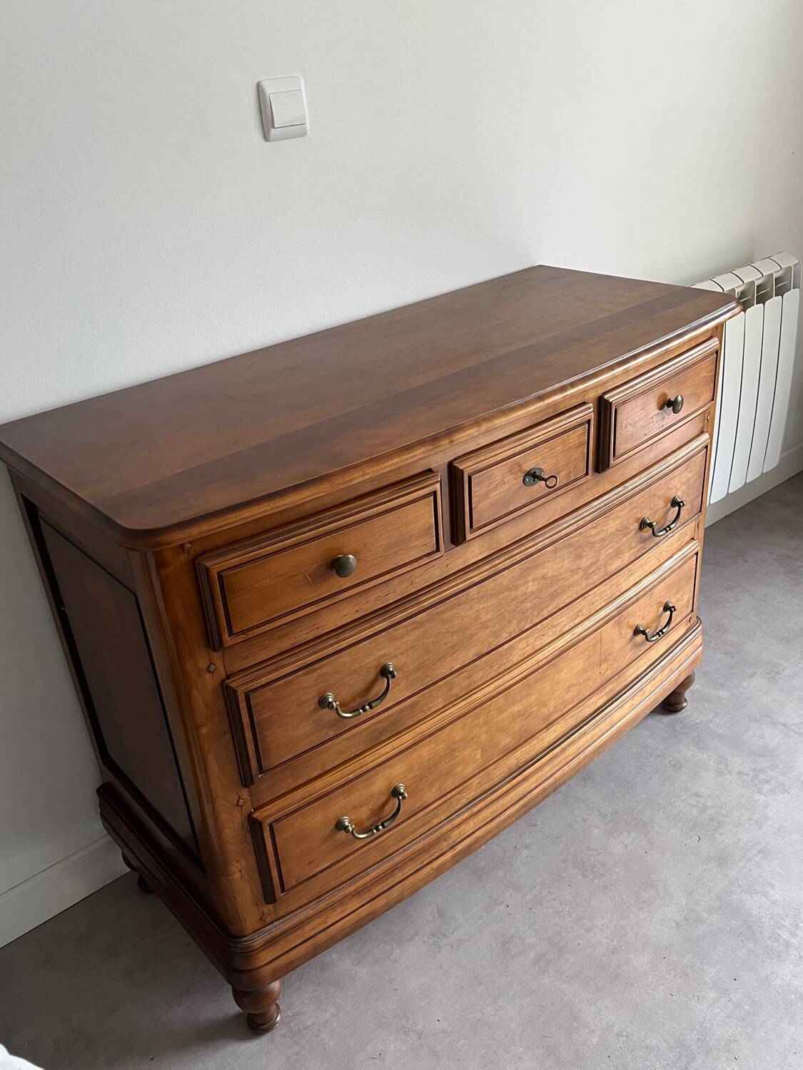 Magnificent varnished chest of drawers