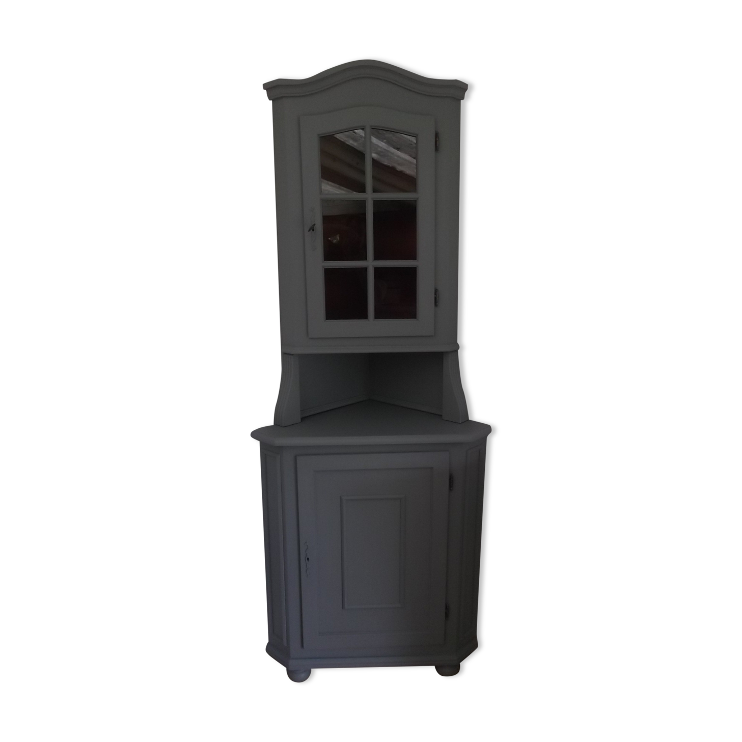 Corner cabinet