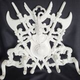 Porte-manteau mural vintage à 4 crochets en aluminium moulé, orné d'héraldique.