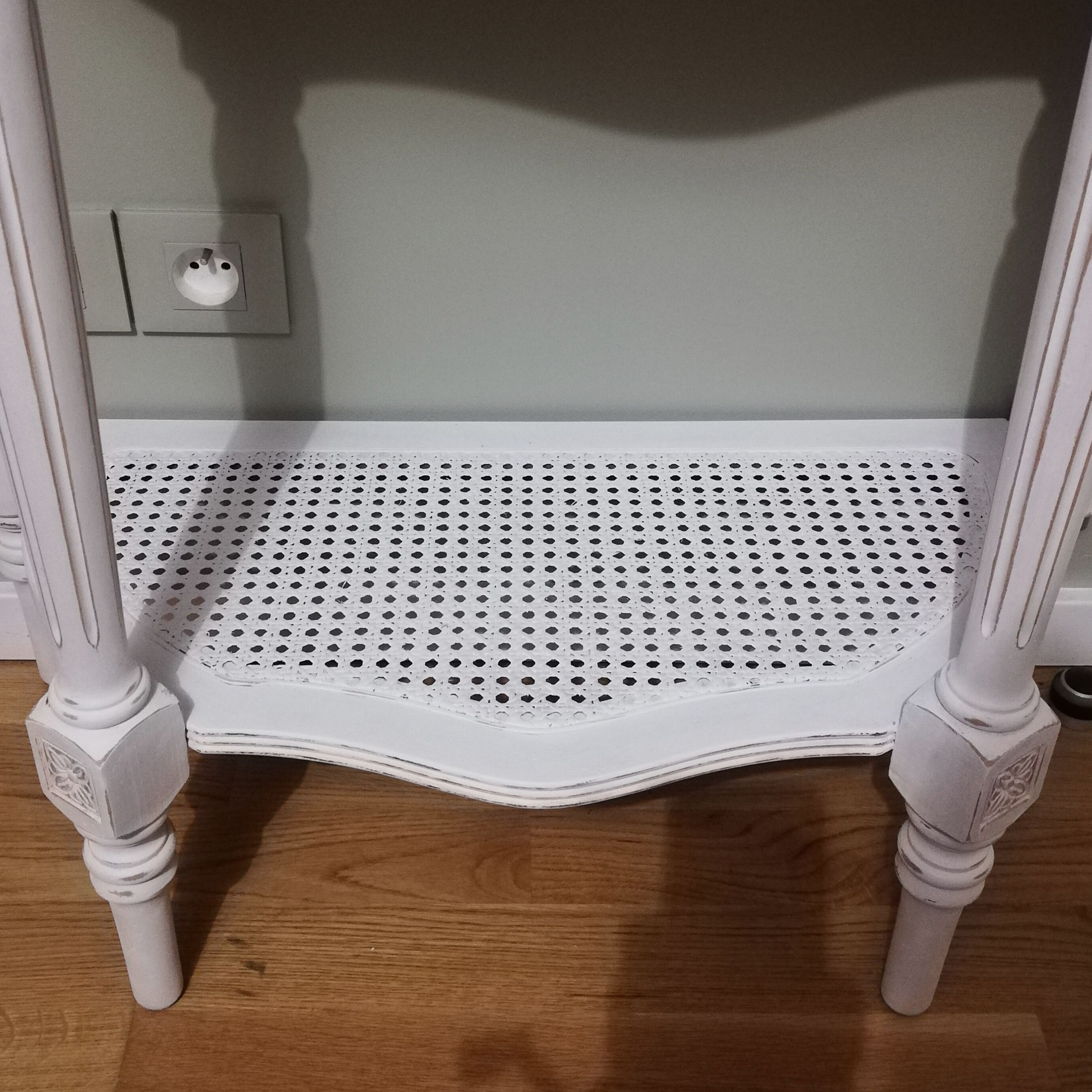 Shabby-style half-moon console