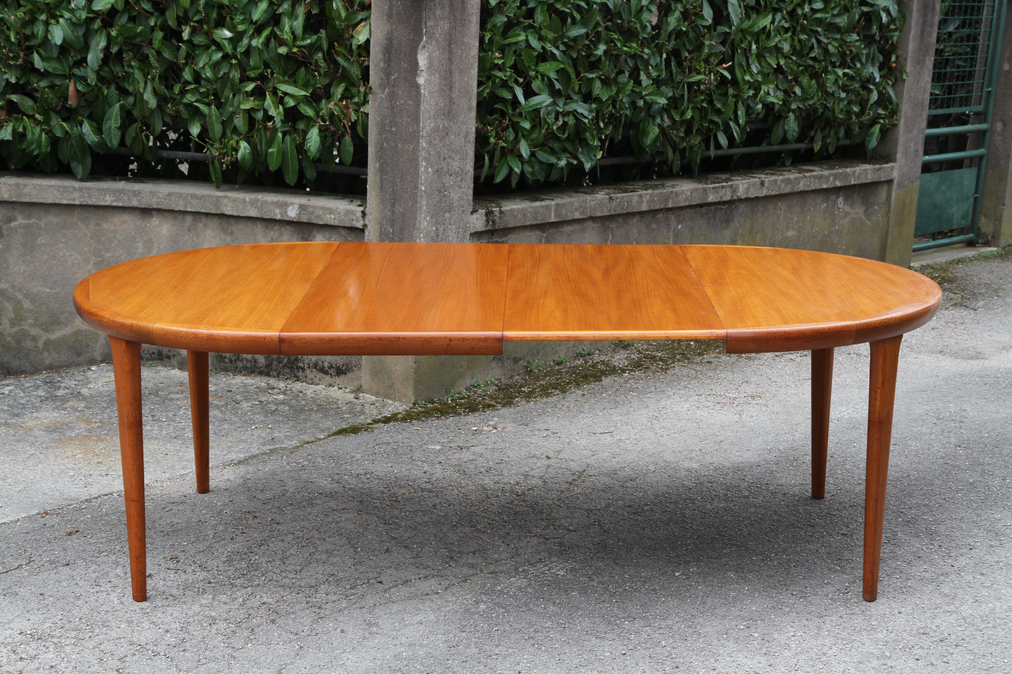 Danish teak extendable round table of the years 60