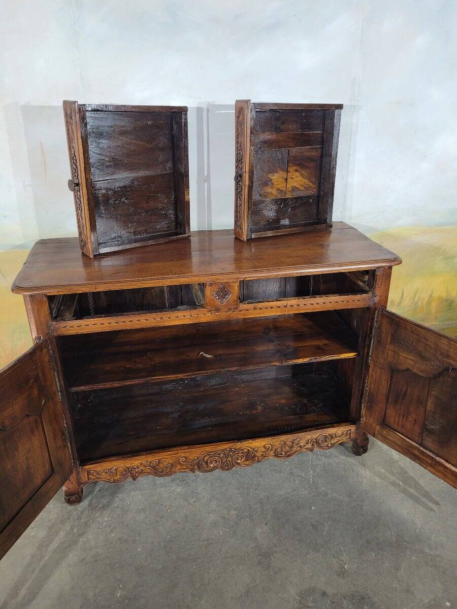 Buffet sculpté Louis XV en noyer