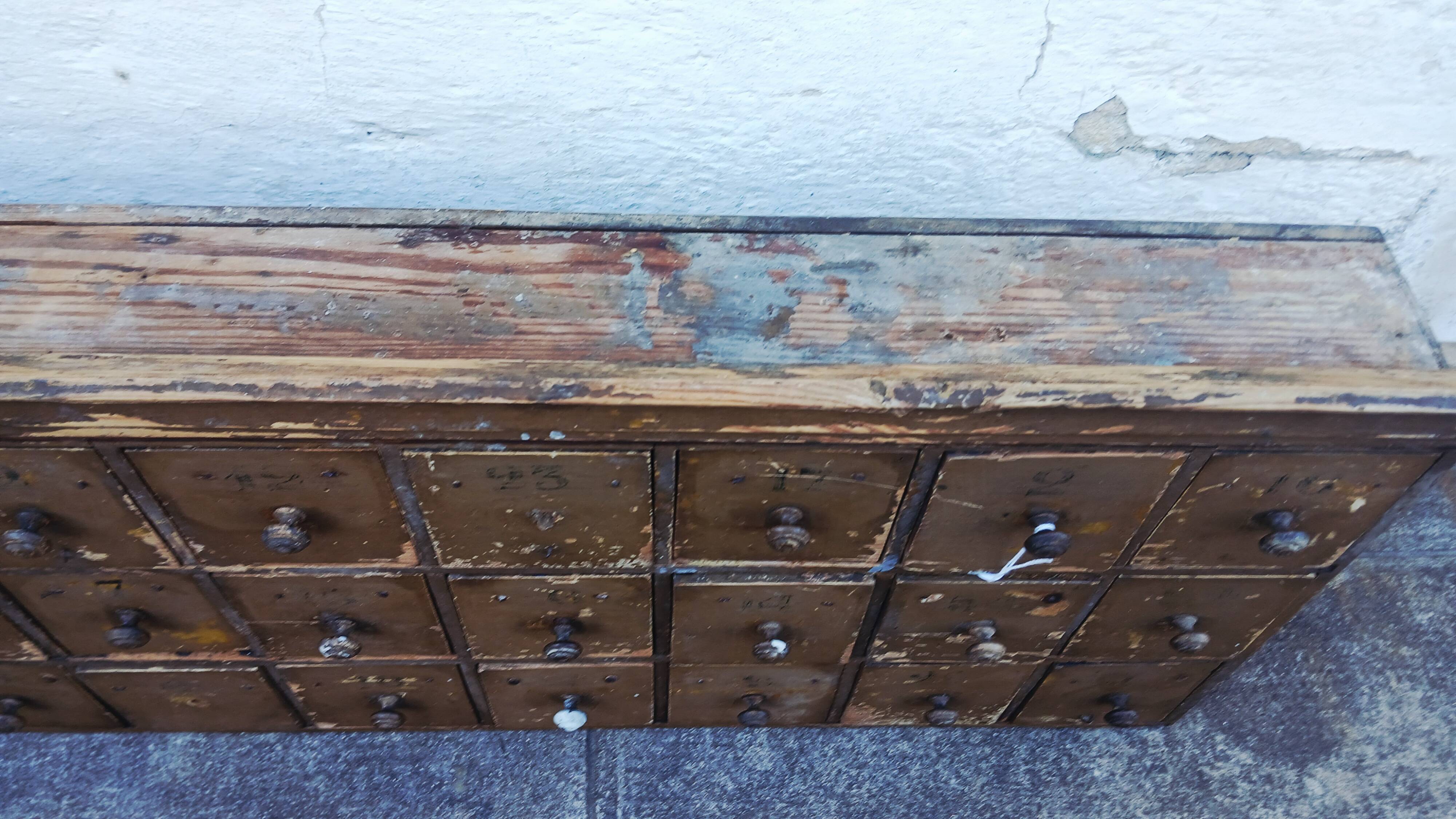 Workshop furniture with 30 drawers