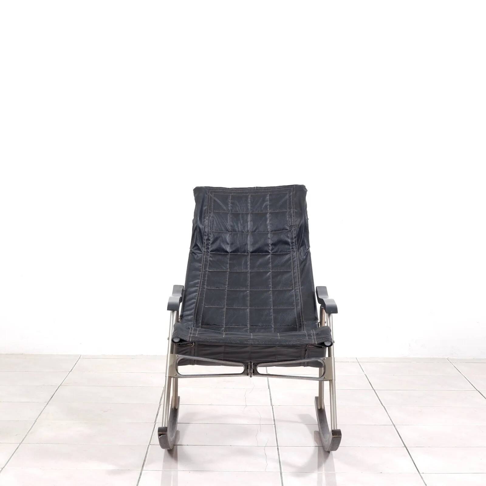 Foldable rocking chair by Takeshi Nii