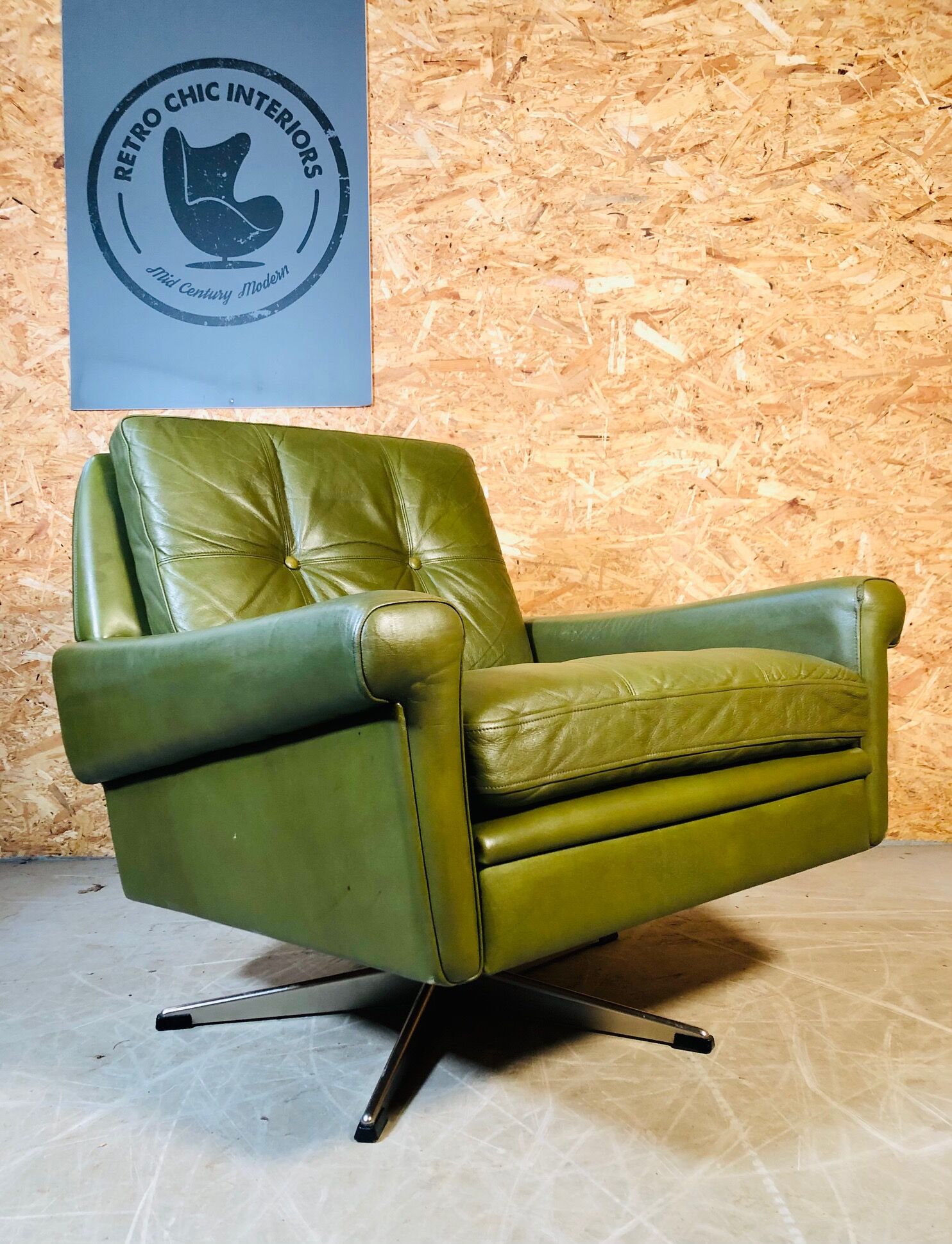Fauteuil en cuir vert olive vintage danois Svend Skipper