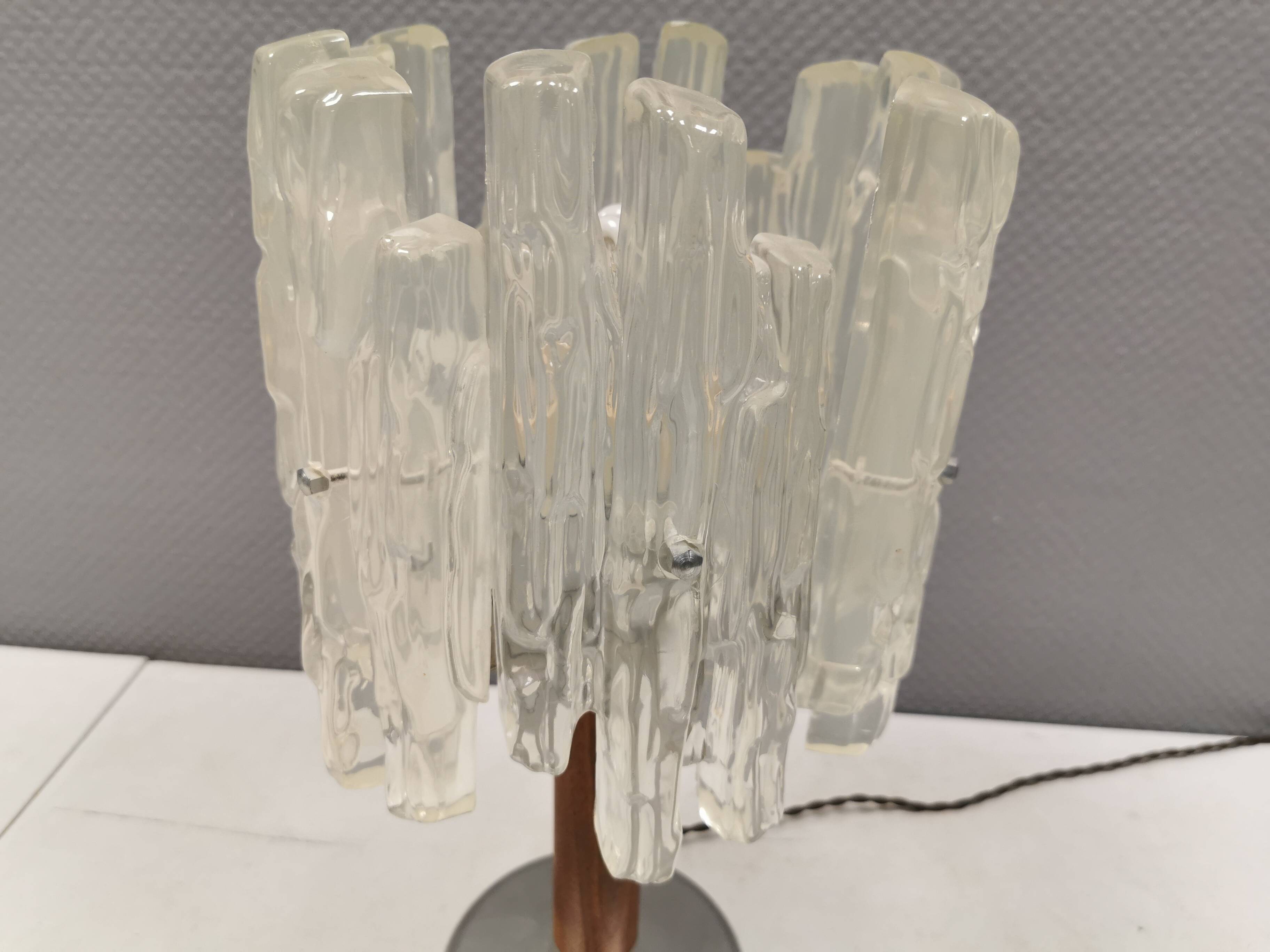 Table lamp with a teak ‘trunk’, silver-coloured metal base, acrylic shade
