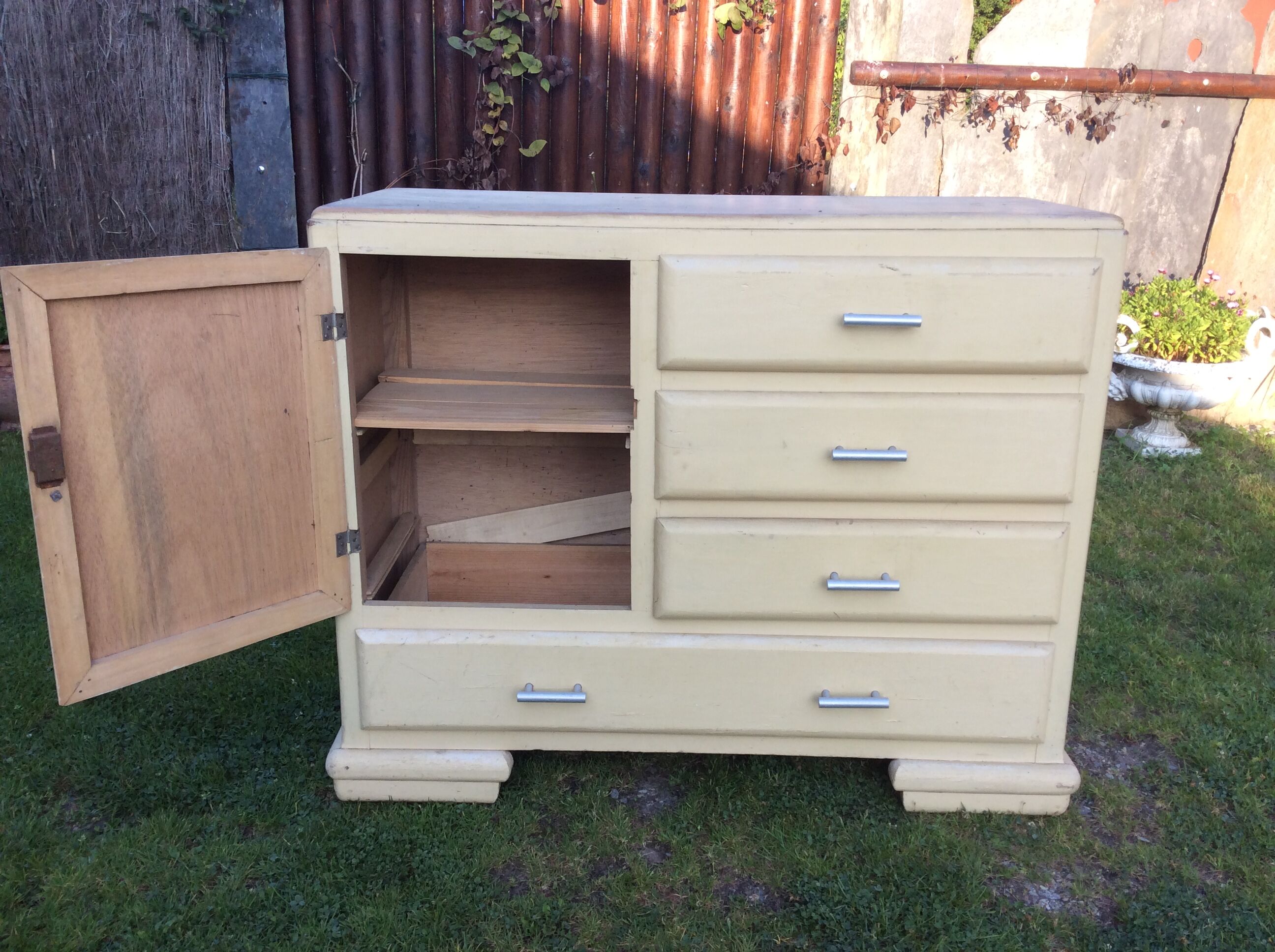 Buffet convenient vintage Mado lacquered white beige in good condition.