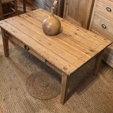 Old farmhouse coffee table with 1 drawer in raw solid wood.