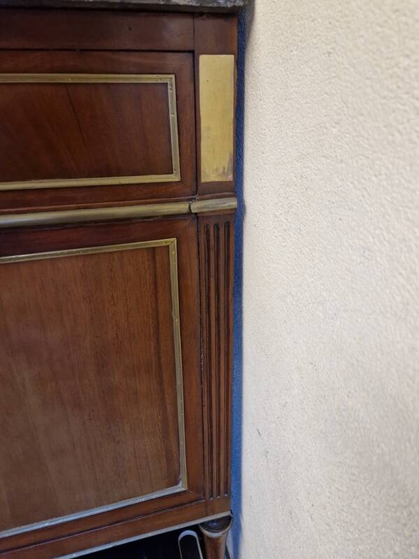 Mahogany commode with mahogany veneer from the Louis XVI period - late 18th century.