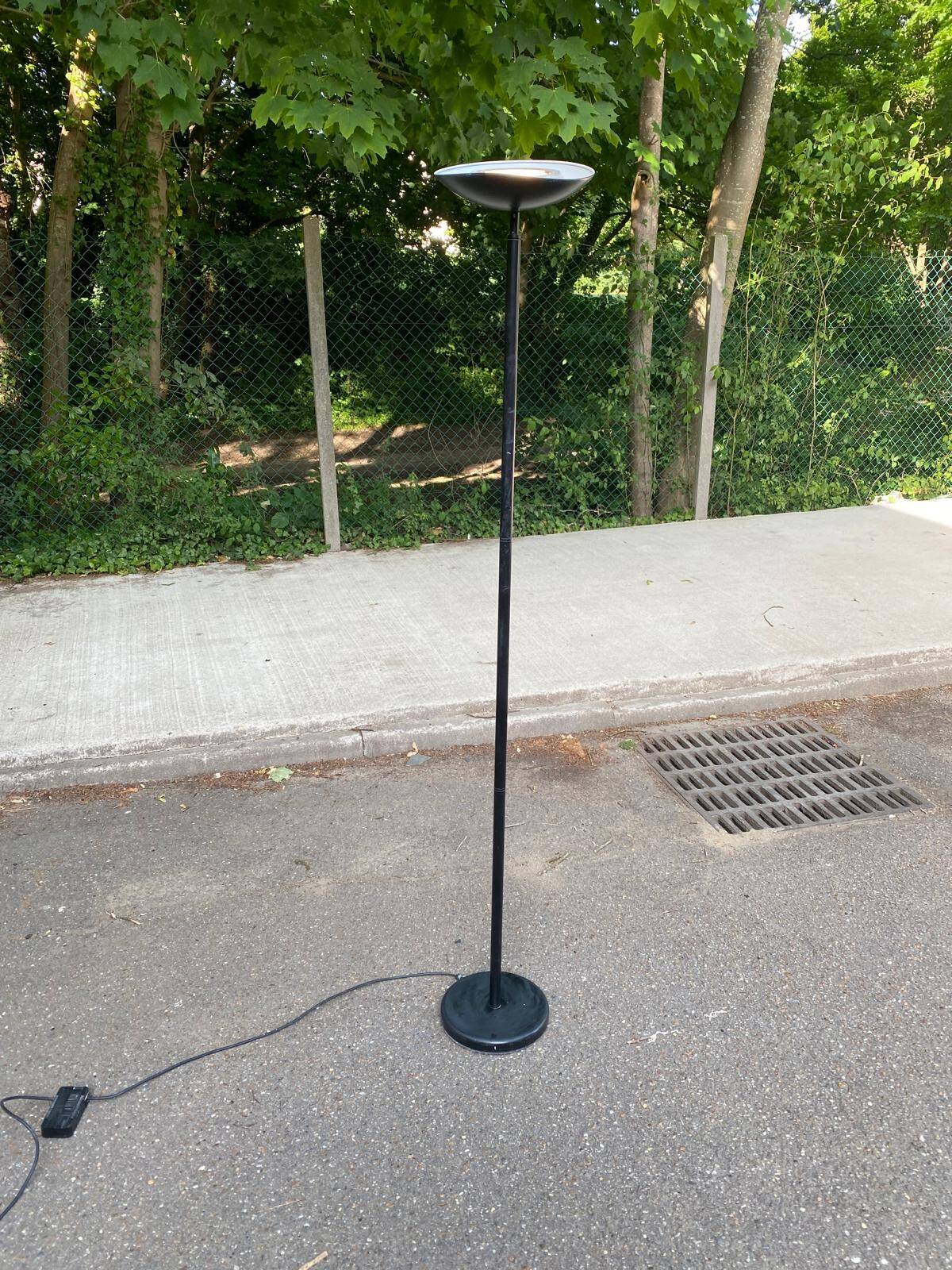 Lampadaire noir coupole vintage en acier