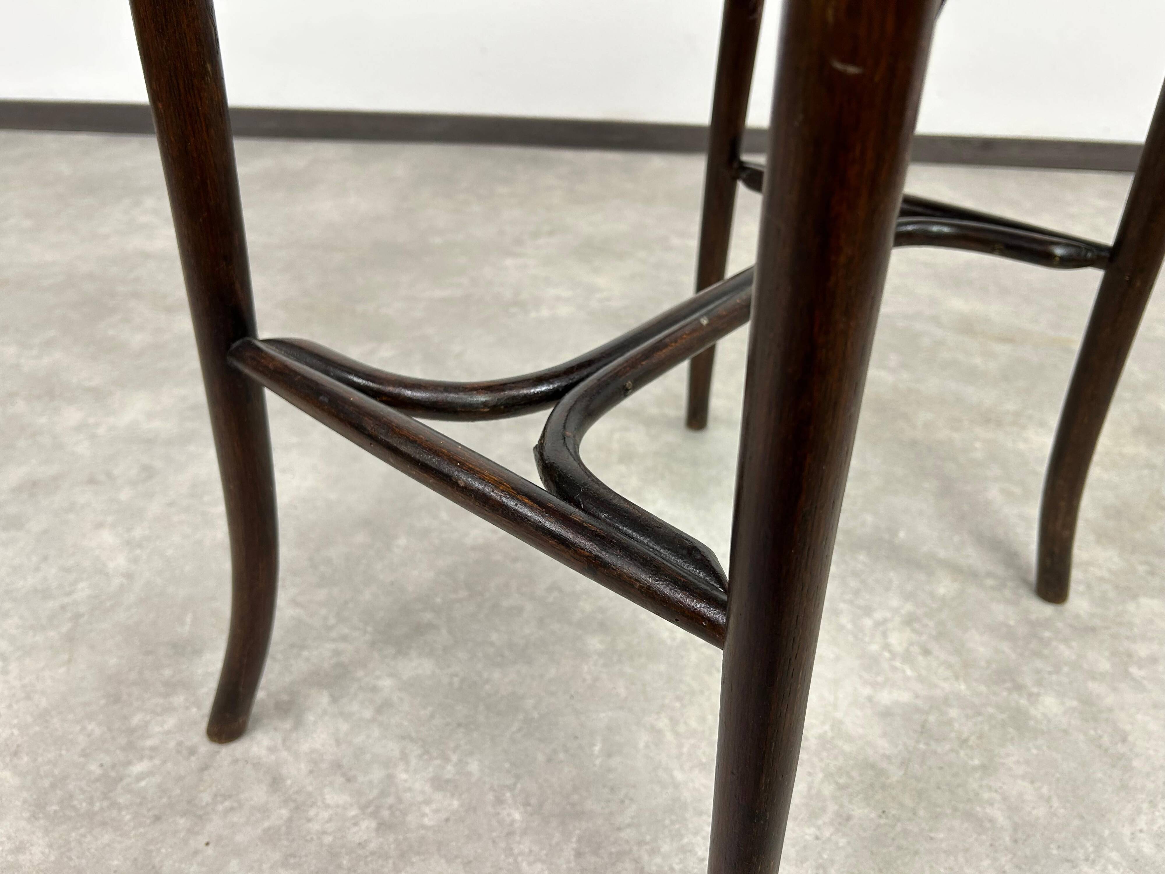 Table d'appoint en bois courbé par Thonet