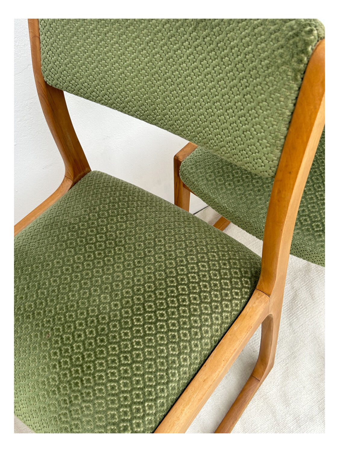 Set of 4 Self sled chairs