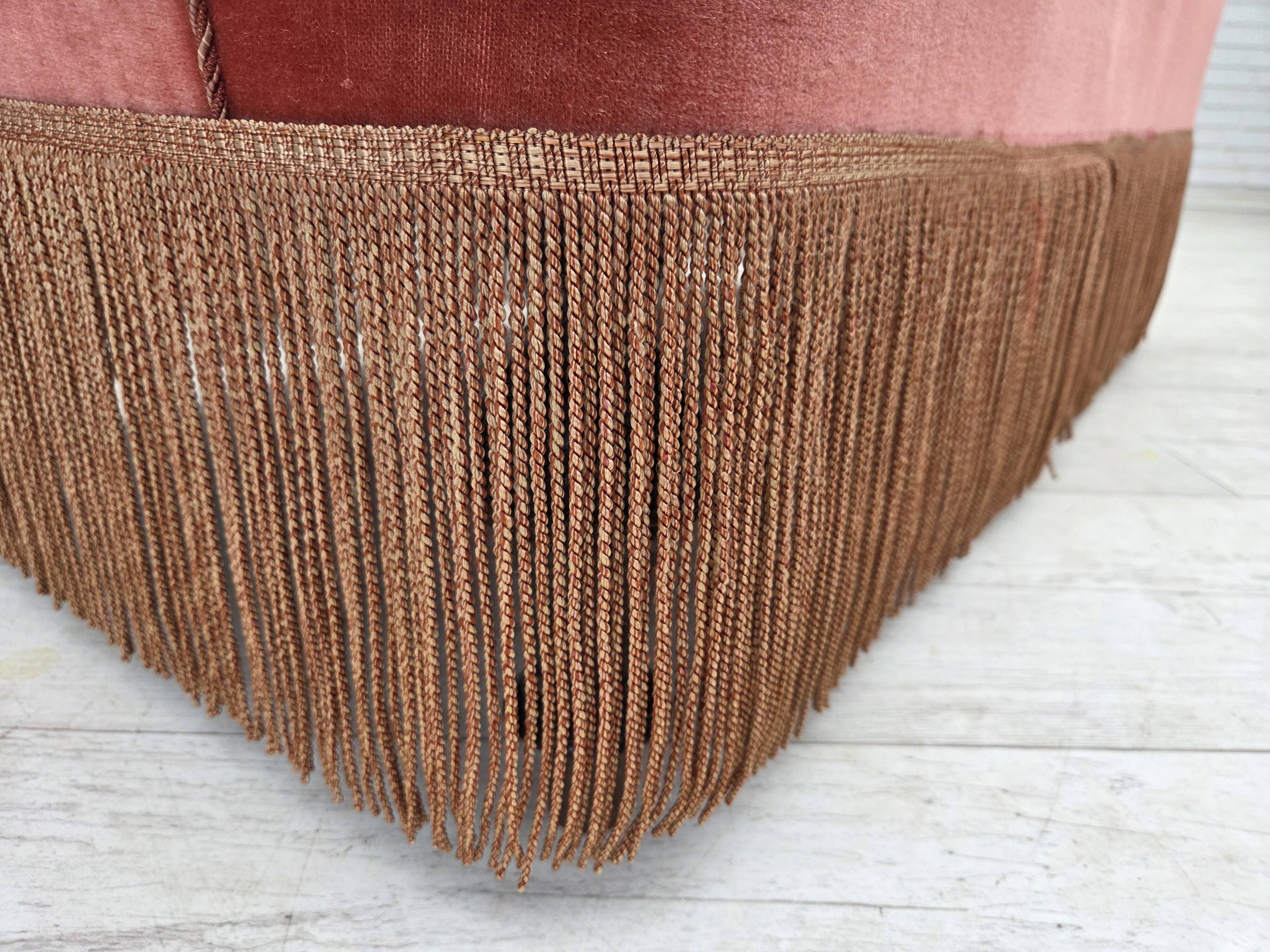 Canapé danois 2 places des années 1930, velours d'ameublement rose saumon, bois de frêne.