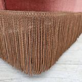 Canapé danois 2 places des années 1930, velours d'ameublement rose saumon, bois de frêne.