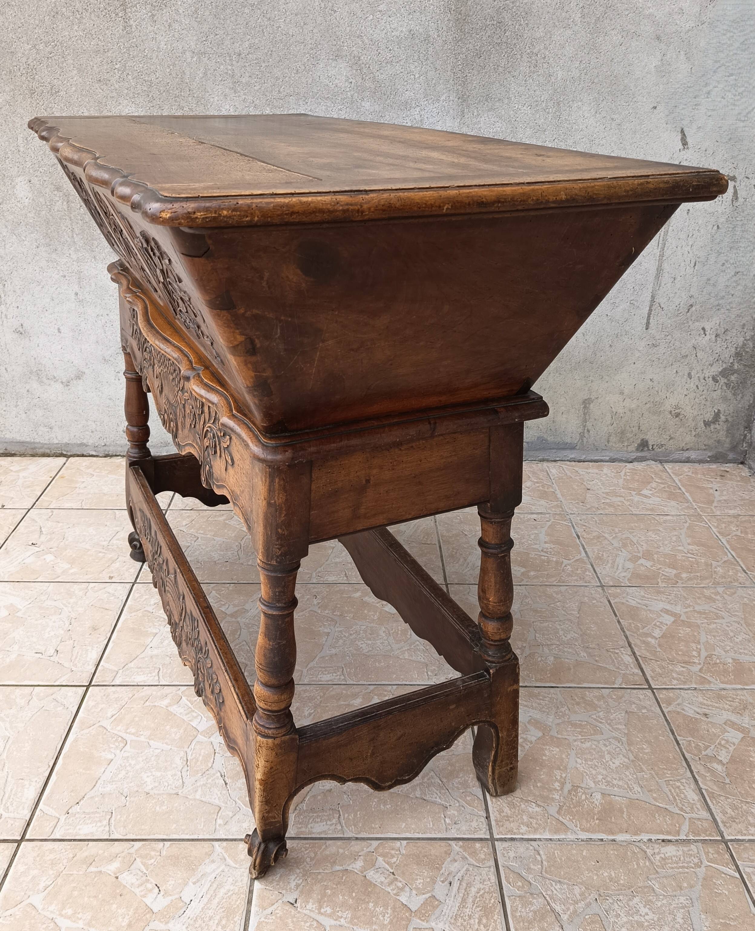 Provençal kneading trough in walnut from the 18th century.