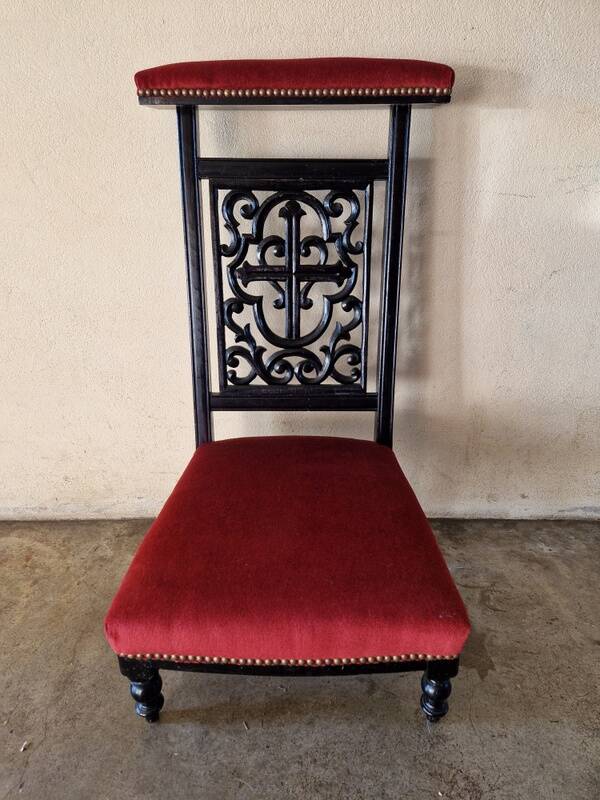 Period Napoléon III prie-dieu - Decorated with a cross and heart.