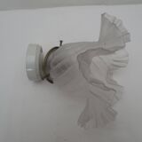 Wall light at 45° and its very elaborate frosted glass tulip