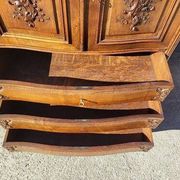 Meuble cabinet rocaille en noyer