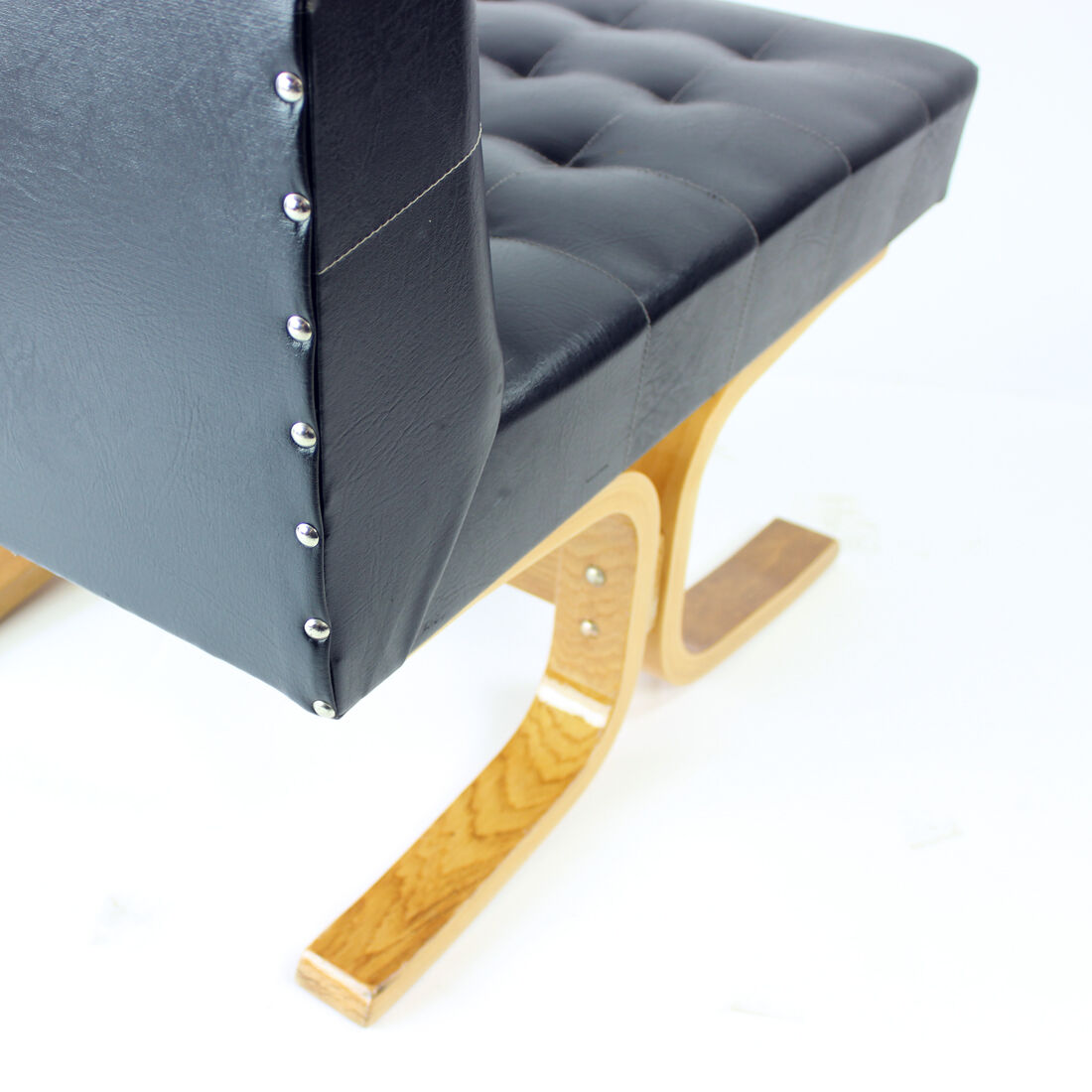 Chauffeuse noire du milieu du siècle Bratislava par Jindrich Volak pour Drevopodnik Holesov, années 1960