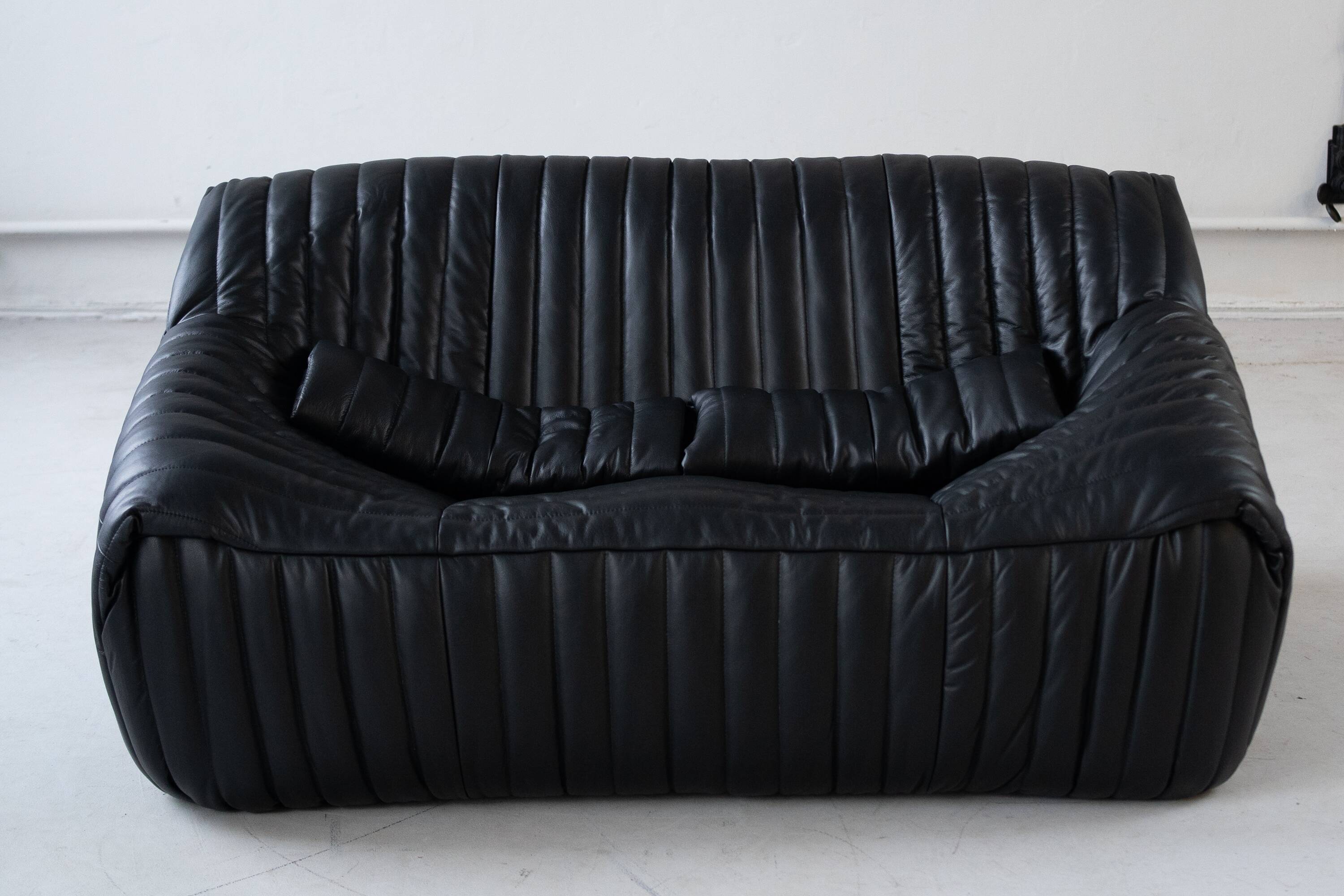 Cinna Ligne Roset Black leather 2-seater sofa attributed to Annie Hieronimus, 1970s