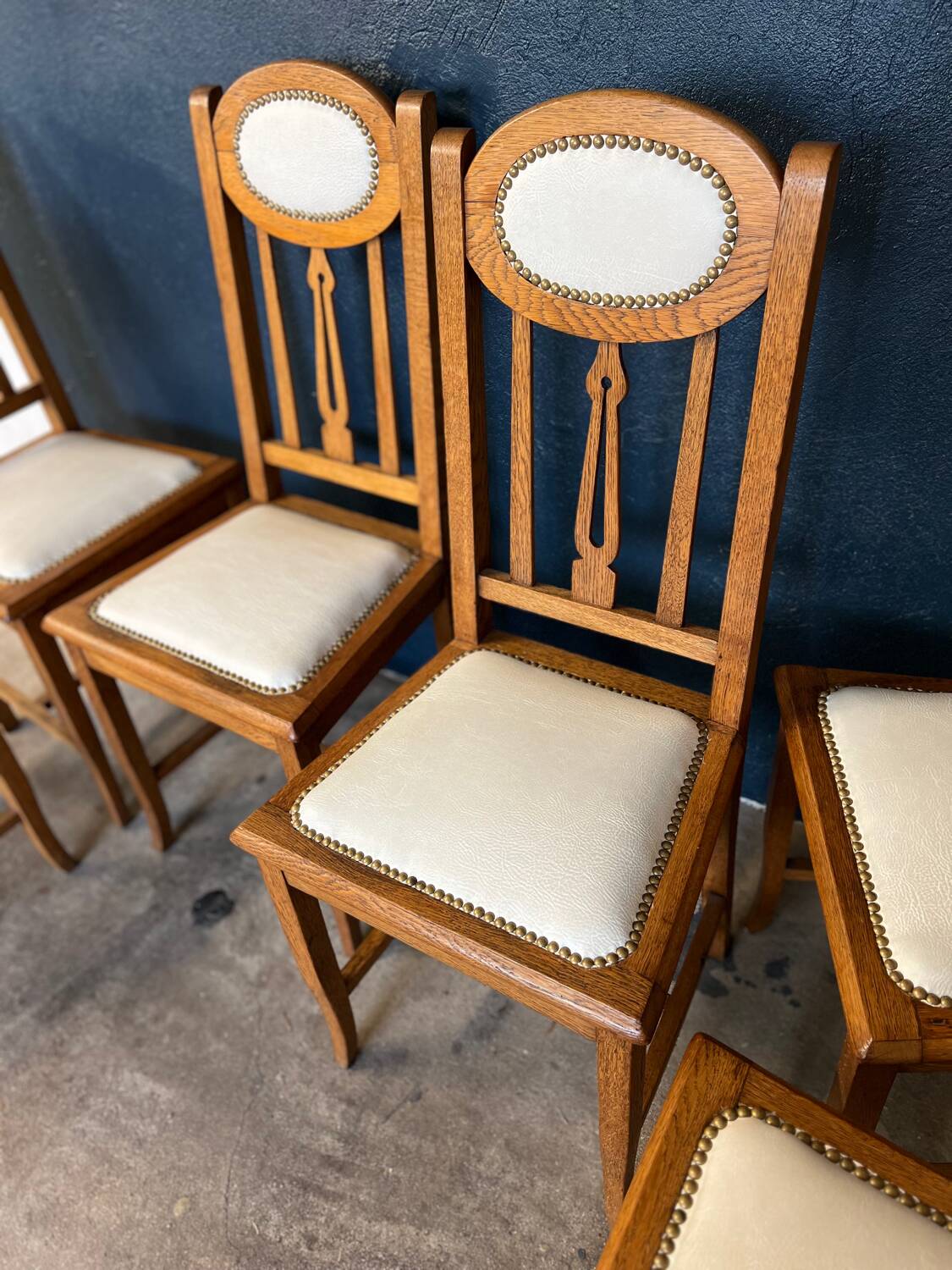 6 chaises en chêne et cuir blanc cassé