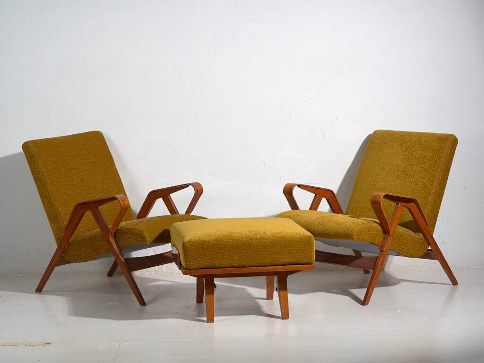 Set of two armchairs and pouf – Mid-century Modern (circa 1950). Three-piece set.