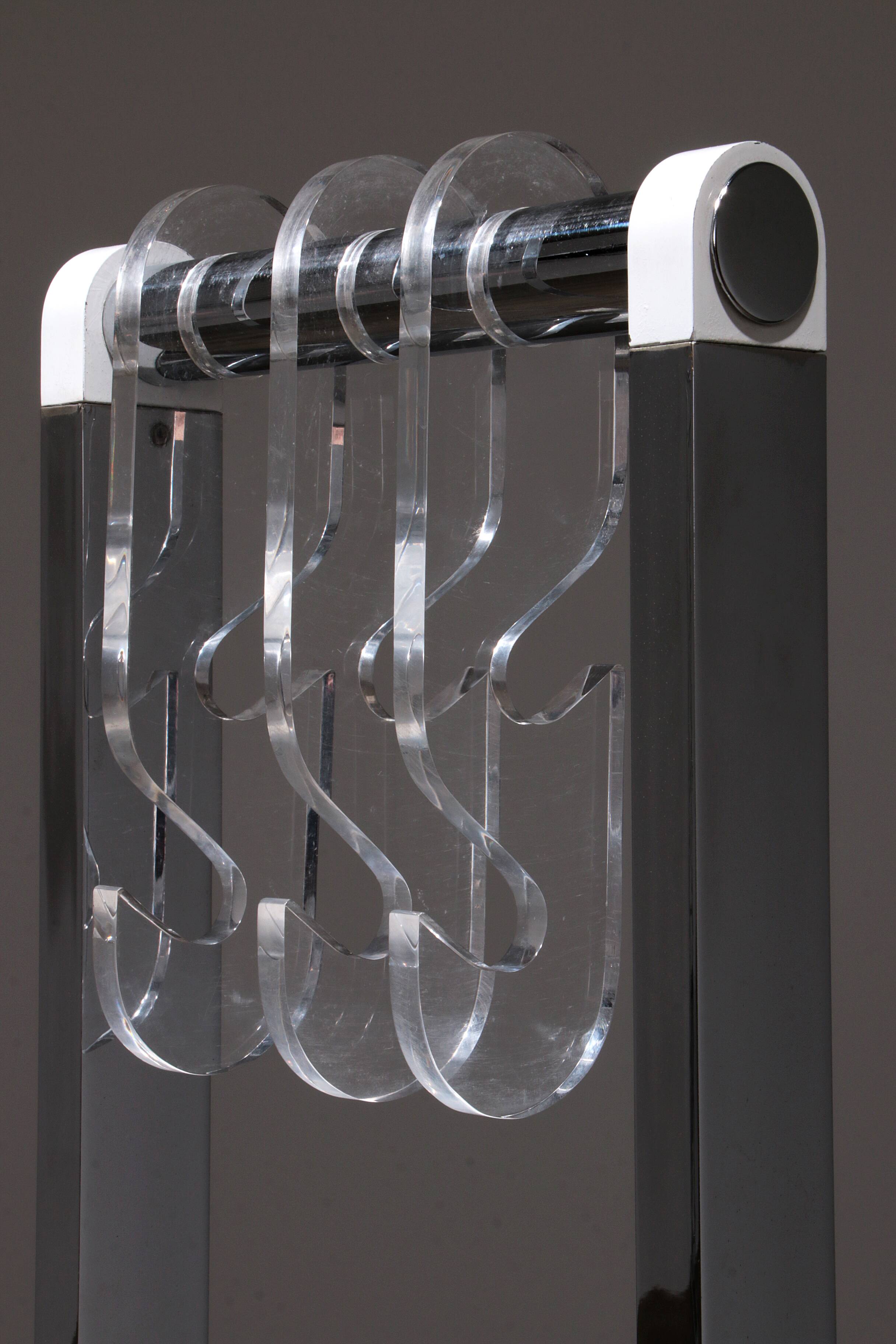 Italian Design Coat rack with white marble base and chrome uprights, 1970