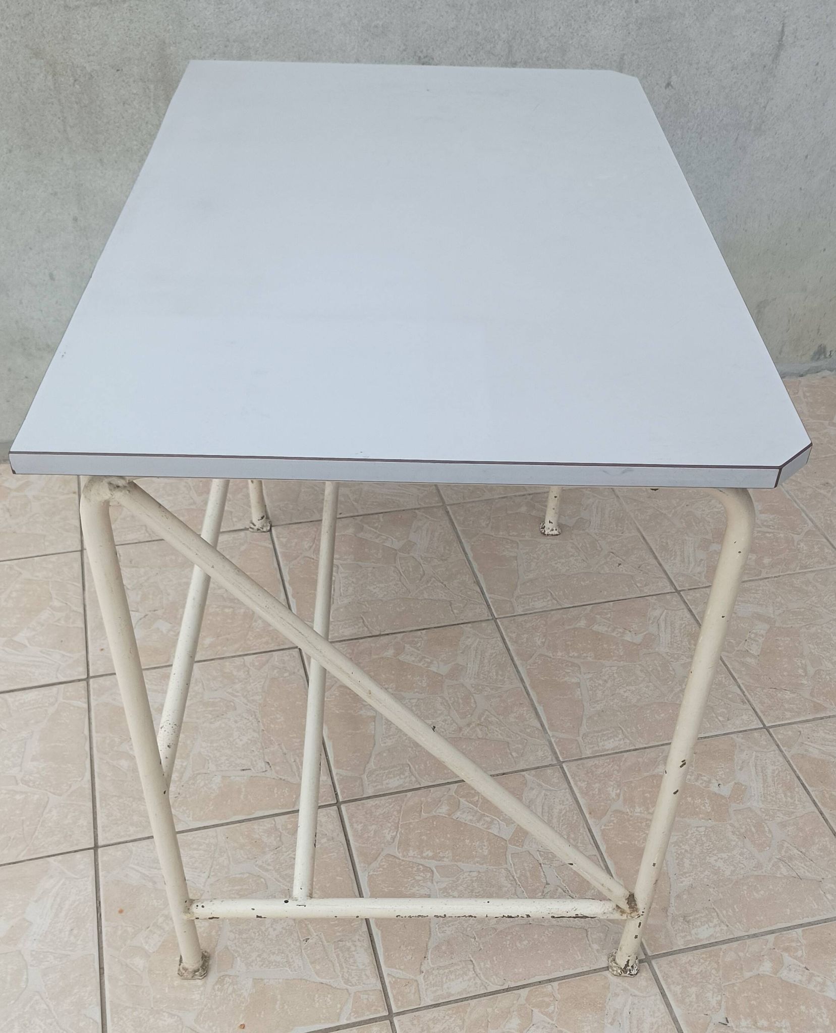 Table haute industrielle de métier métal et formica