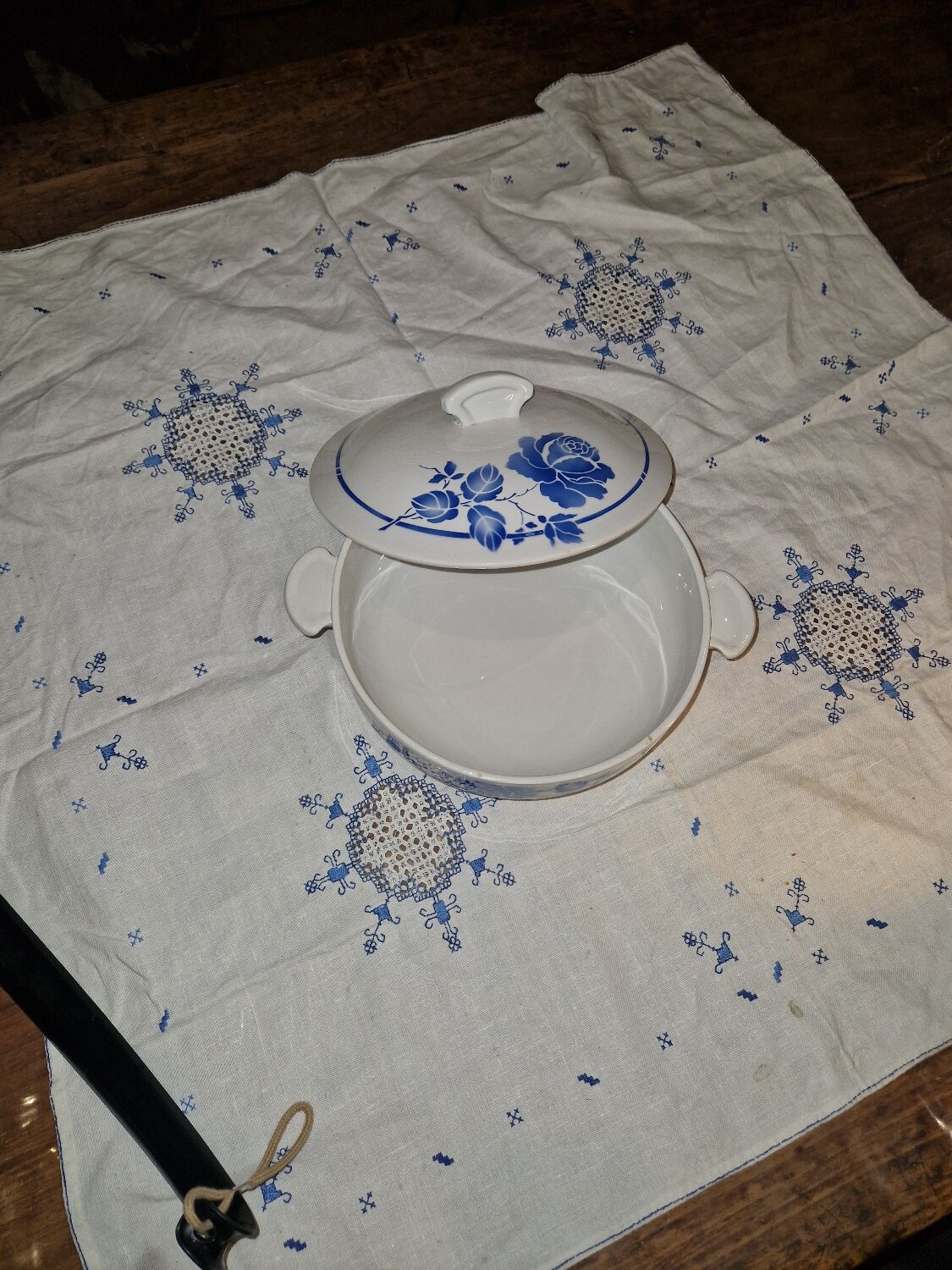 Soup tureen and dish set