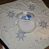 Soup tureen and dish set