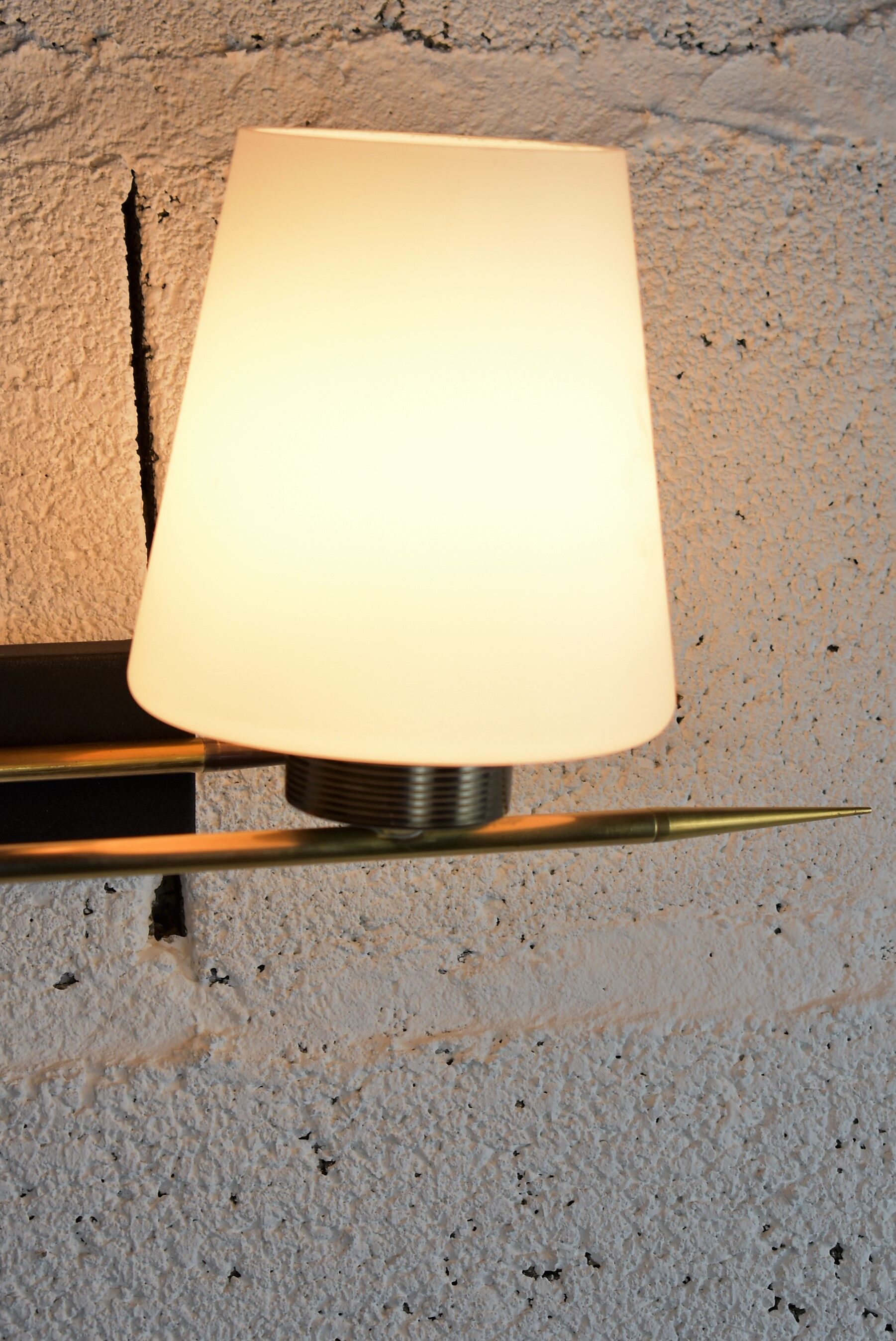 Apply Arlus white glass