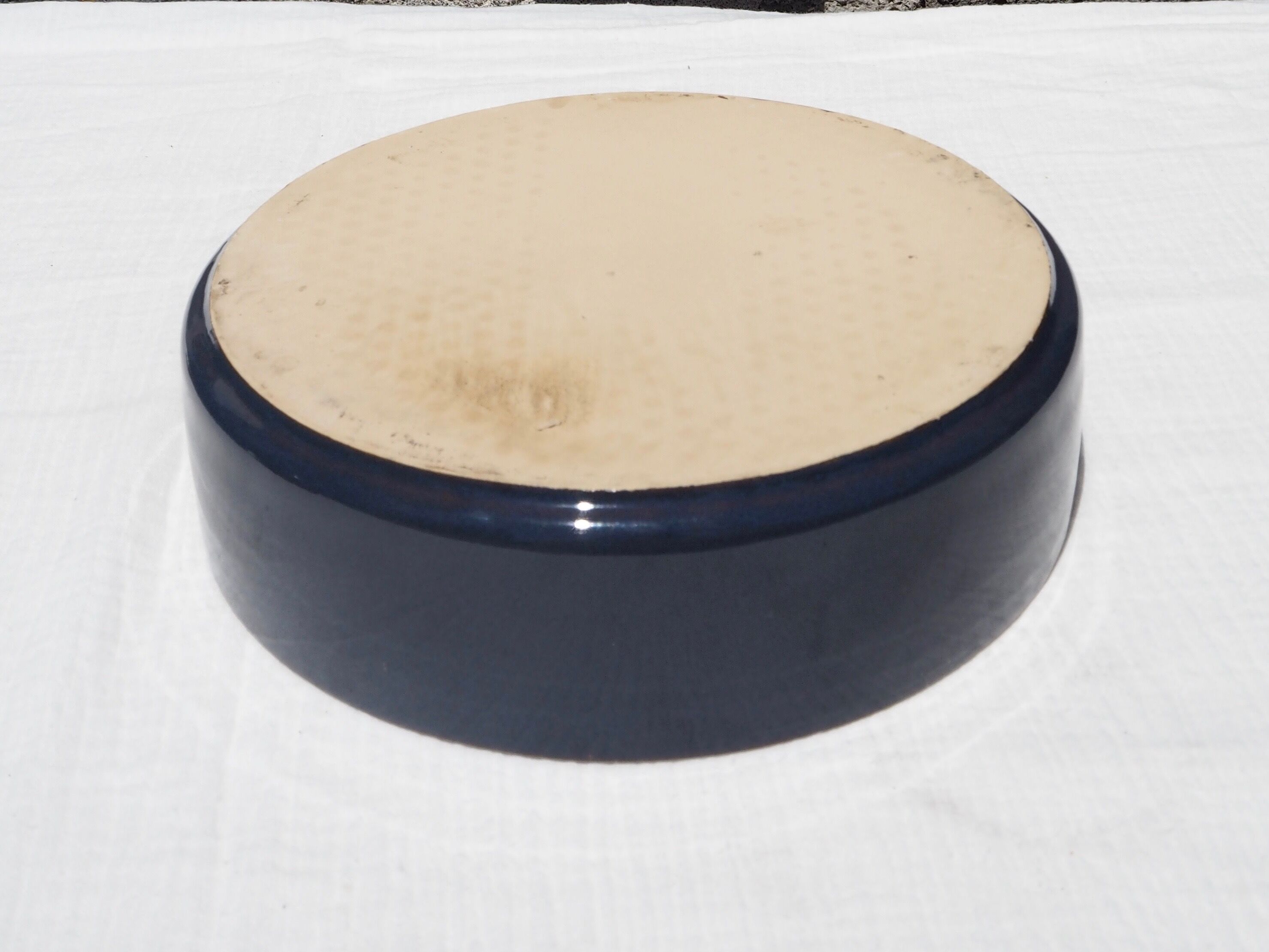 Plat creux artisanal en grès vernissé bleu marine