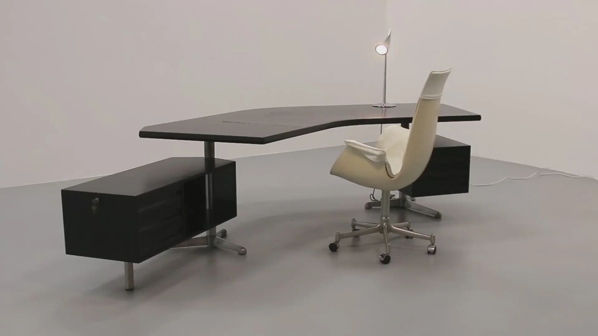 Bureau d'angle exécutif 'T96' d'Osvaldo Borsani pour Tecno en bois laqué noir