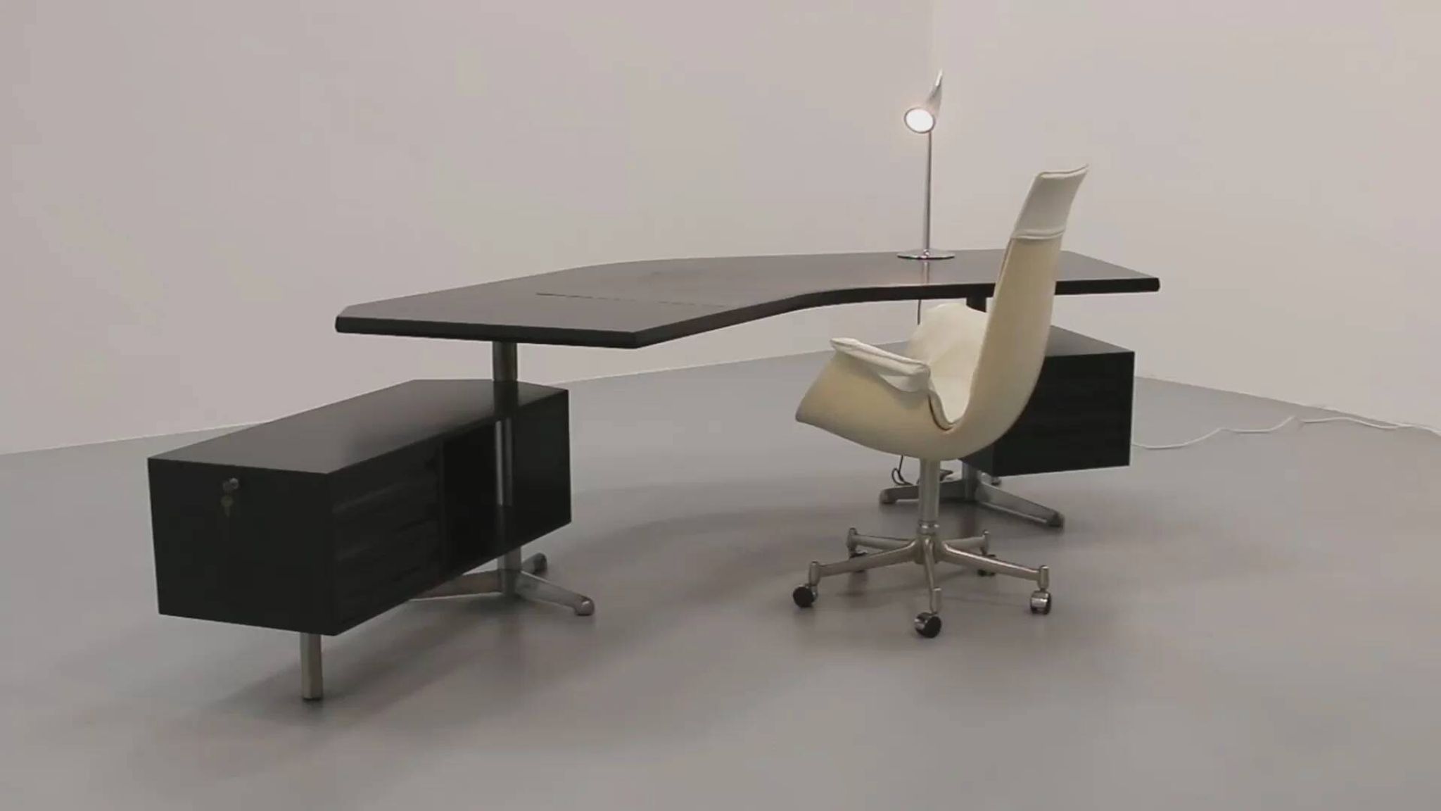 Osvaldo Borsani for Tecno ‘T96’ executive corner desk in black lacquered wood