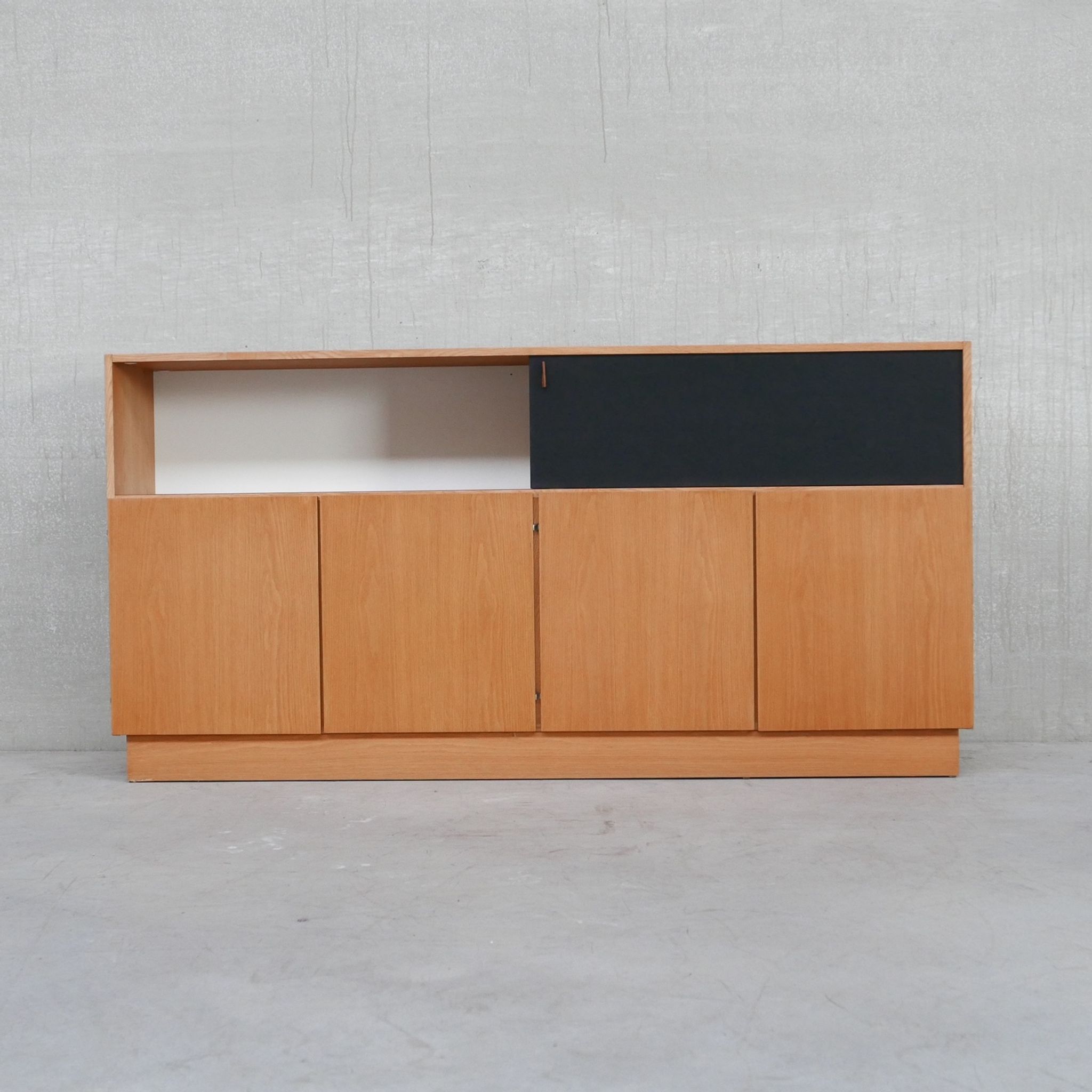 Buffet moderniste du milieu du siècle De Coene