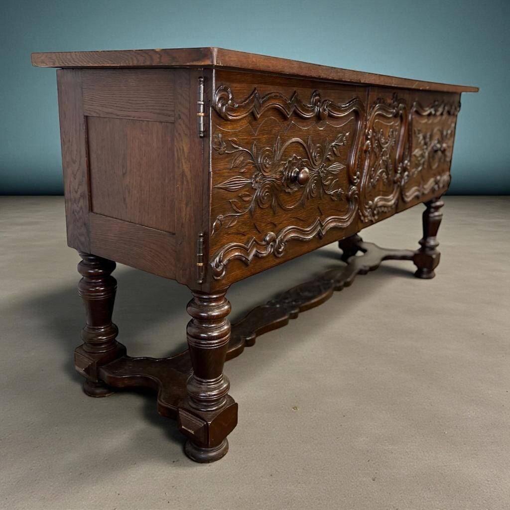 Buffet sculpté vintage en bois / armoire