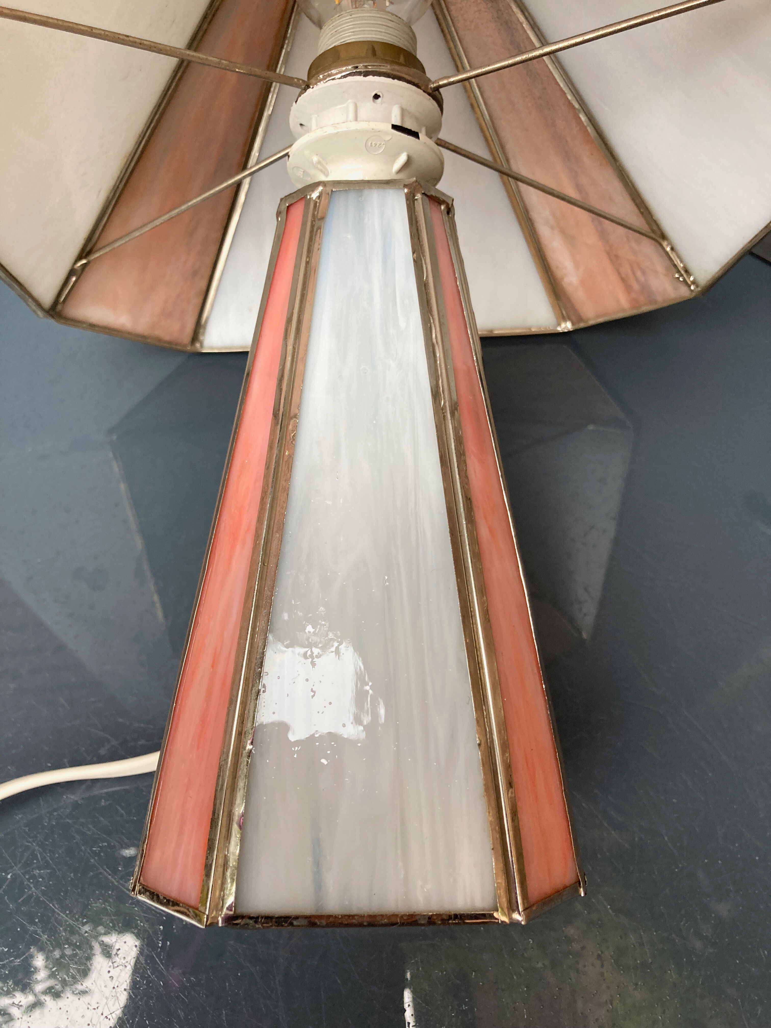 Table lamp in opalescent and partitioned glass paste