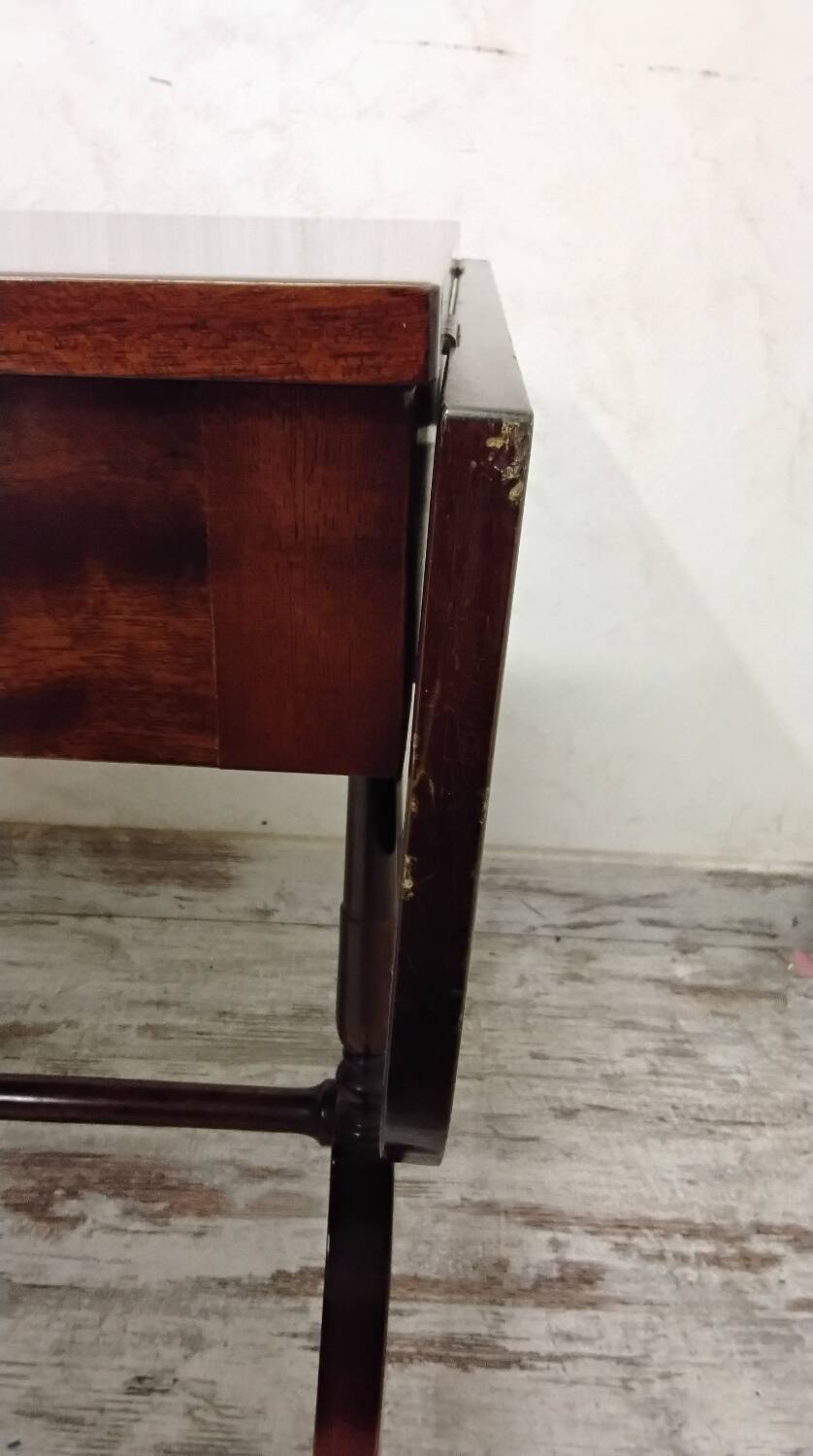 English-style coffee table with flaps